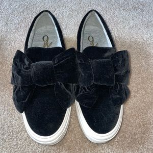 Black bow tie sneakers size 6.5
